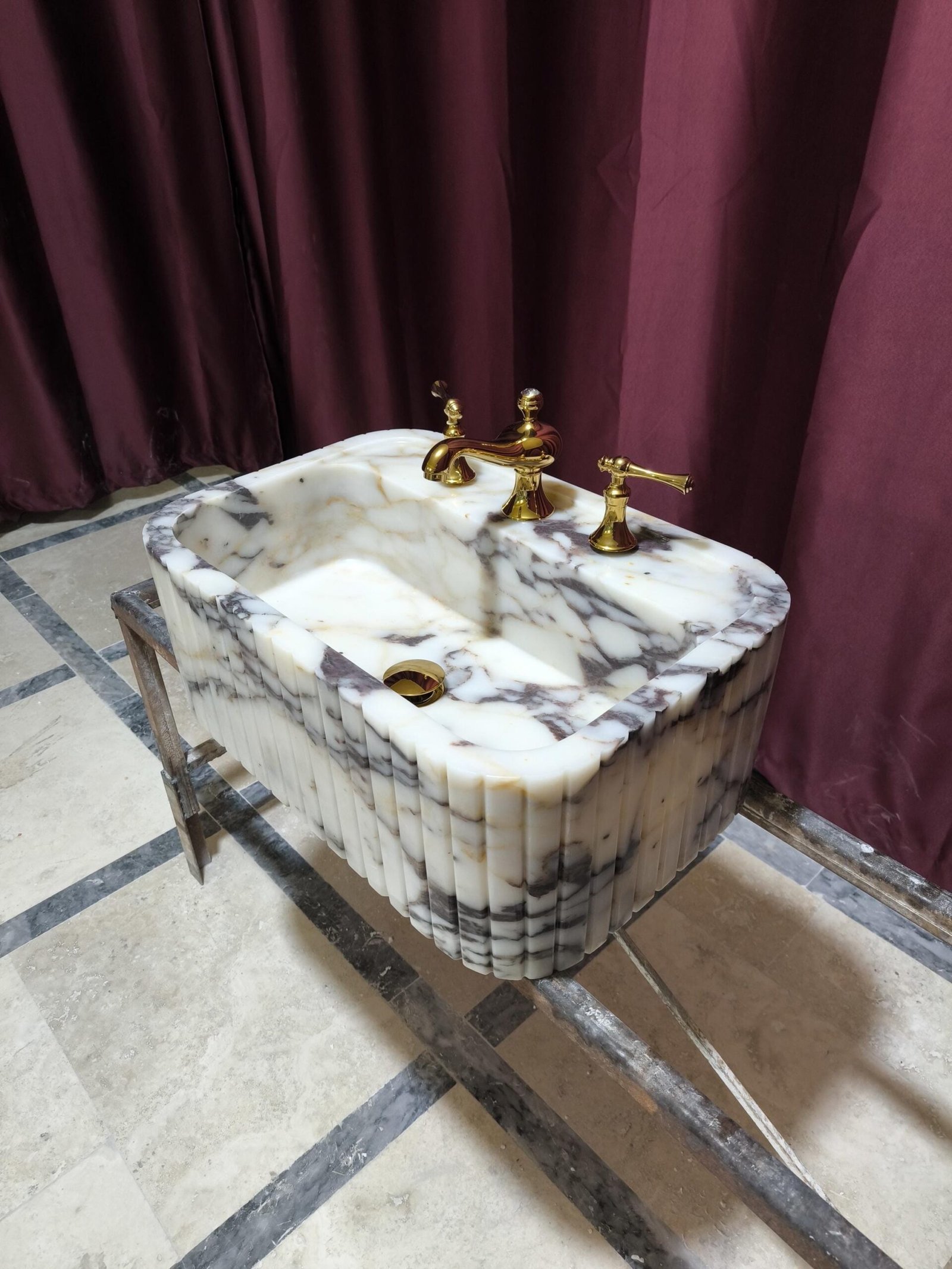 Calacatta Gold Mermer Lavabo – Fluted Tasarımlı Pirinç Bataryalı Lüks Banyo Lavabosu (16x24) - Görsel 3