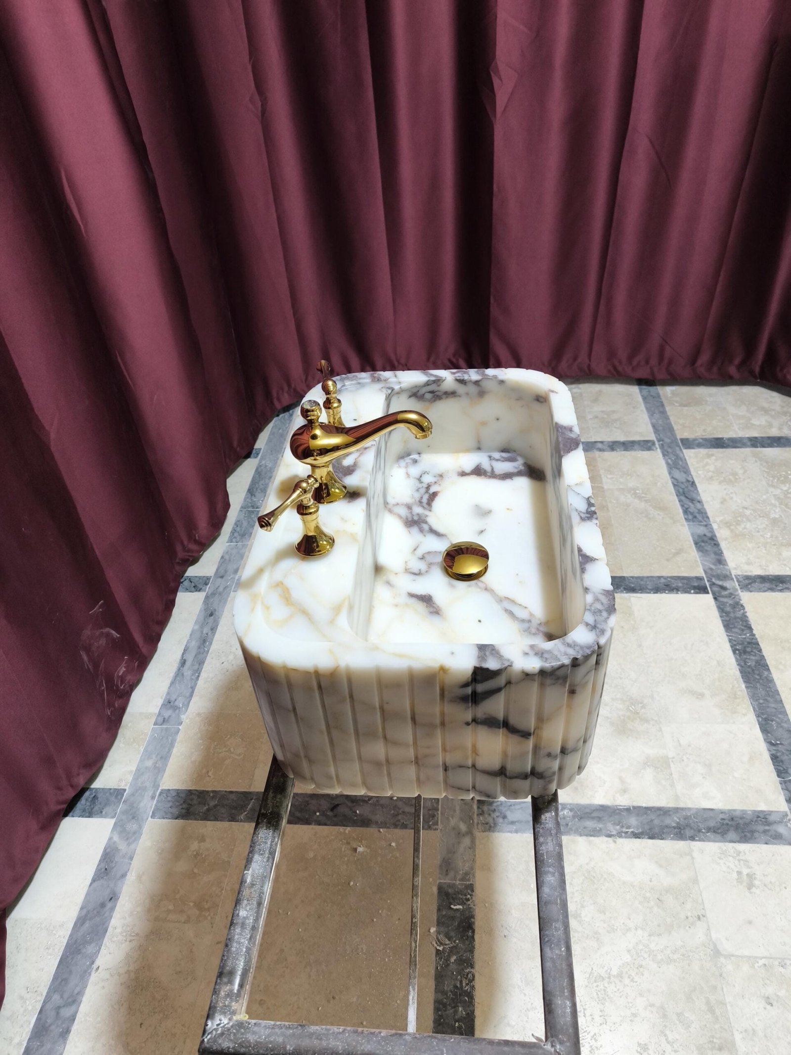 Calacatta Gold Mermer Lavabo – Fluted Tasarımlı Pirinç Bataryalı Lüks Banyo Lavabosu (16x24) - Görsel 6