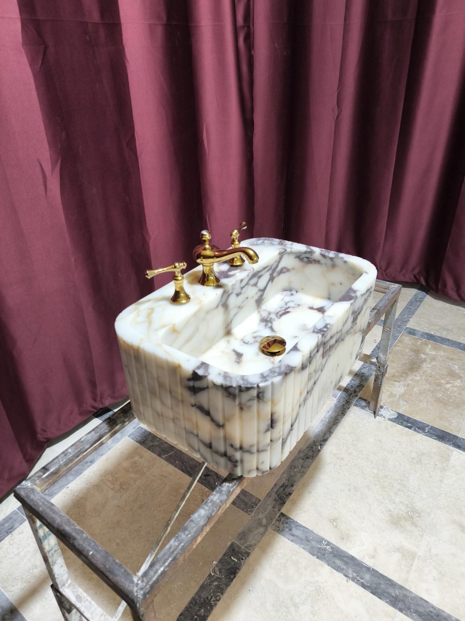 Calacatta Gold Mermer Lavabo – Fluted Tasarımlı Pirinç Bataryalı Lüks Banyo Lavabosu (16x24) - Görsel 5