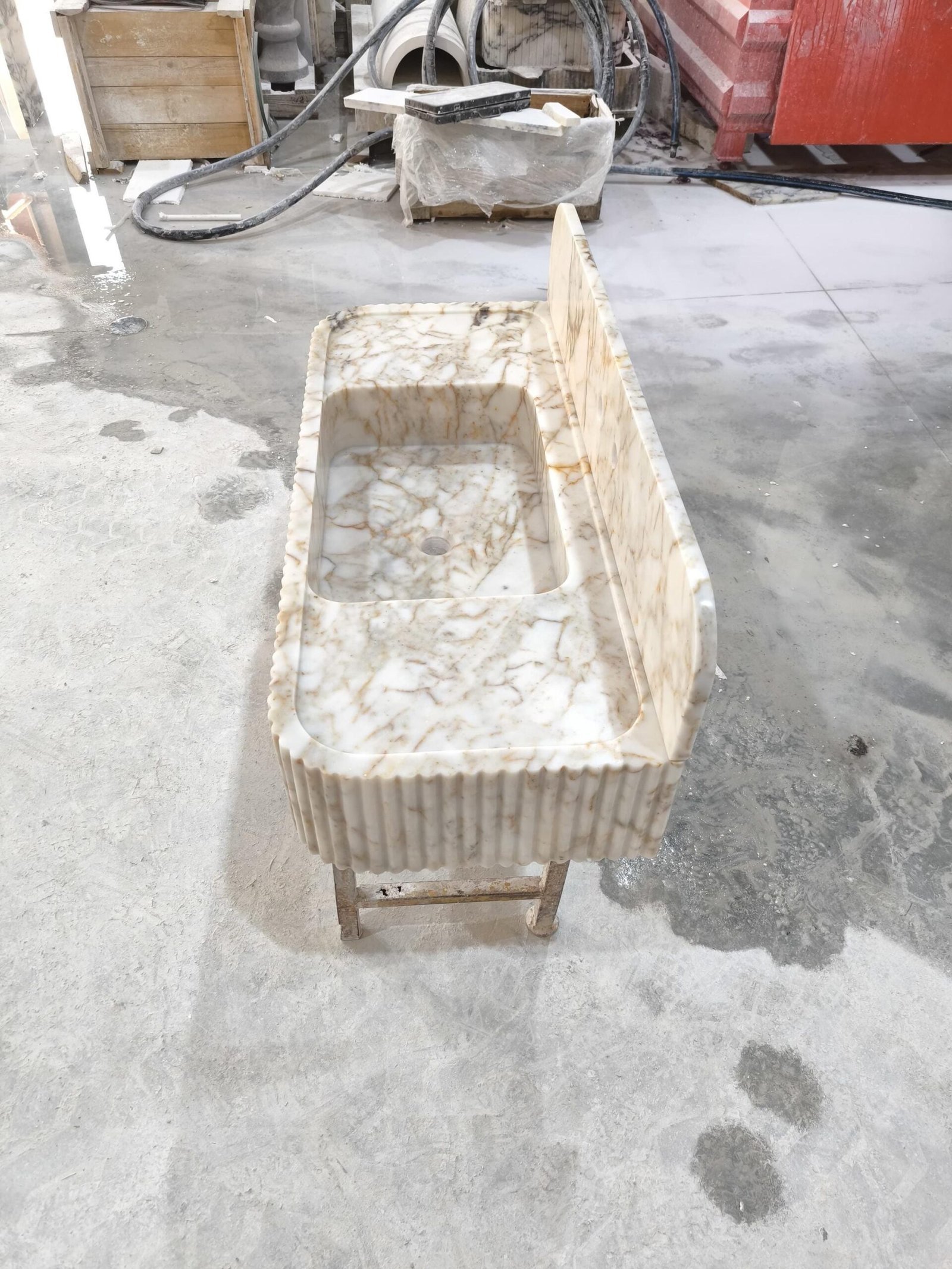 Calacatta Gold Mermer Lavabo – Yivli (Fluted) Backsplash’li Lüks Banyo Tezgahı (42") - Görsel 7
