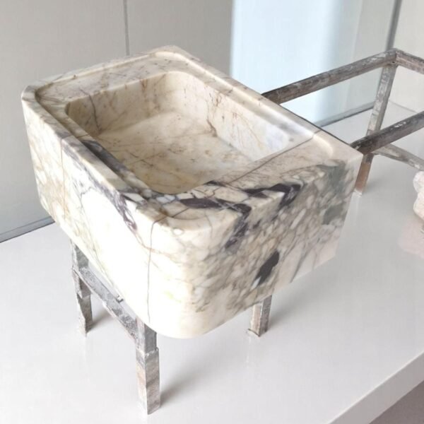 Calacatta Monet Mermer Lavabo – Metal Ayaklı Lüks Banyo Vanity