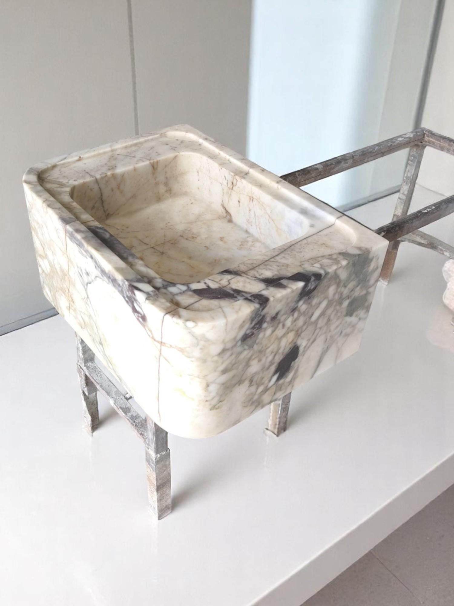 Calacatta Monet Mermer Lavabo – Metal Ayaklı Lüks Banyo Vanity