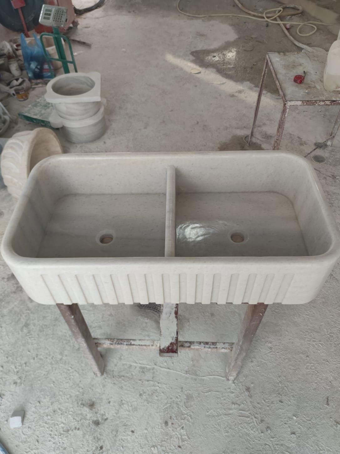 Carrara Mermer Mutfak Evyesi – Çift Hazneli, Ribbed Apron Ön Yüzeyli Farmhouse Sink (36")