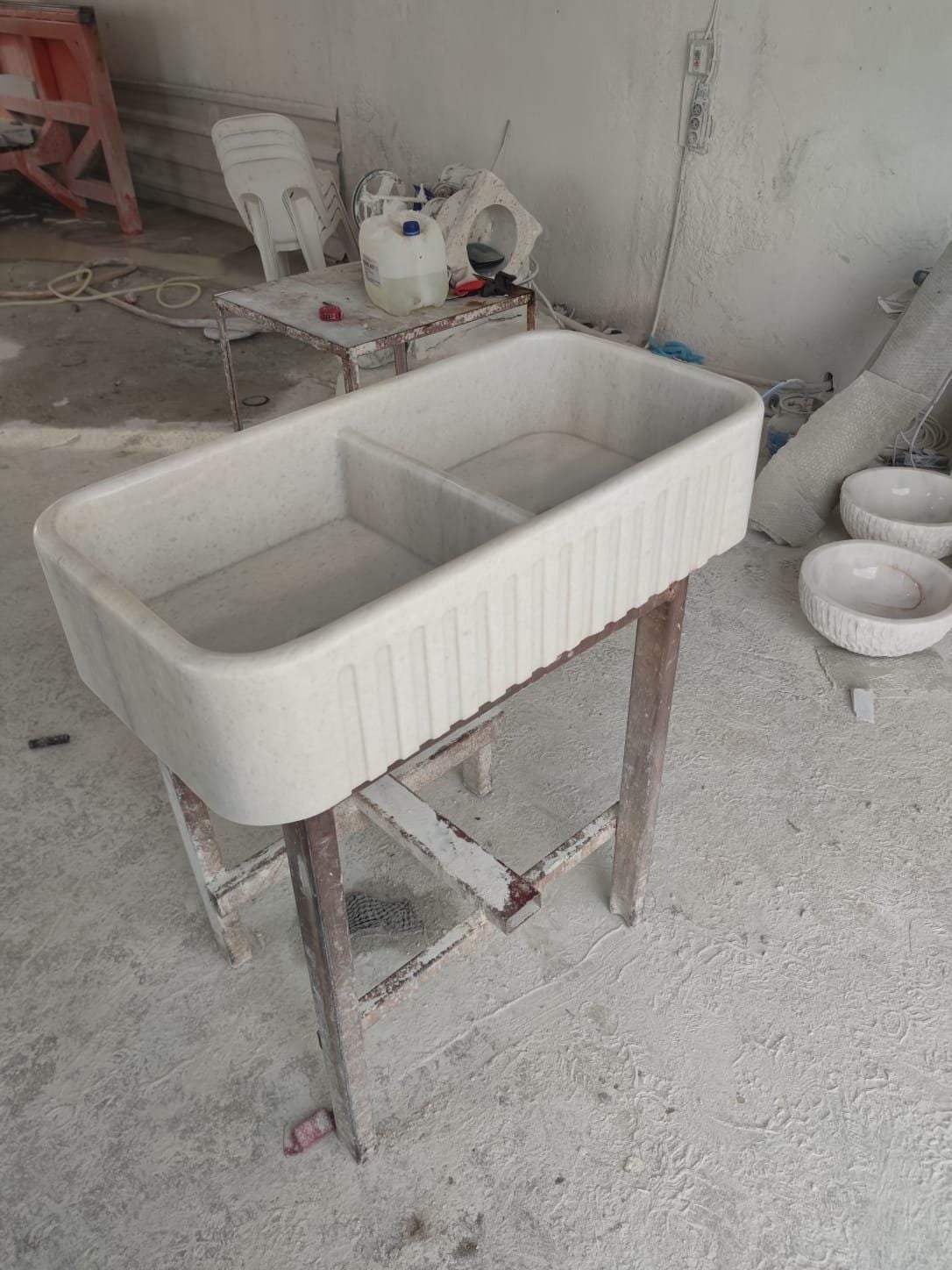 Carrara Mermer Mutfak Evyesi – Çift Hazneli, Ribbed Apron Ön Yüzeyli Farmhouse Sink (36") - Görsel 8