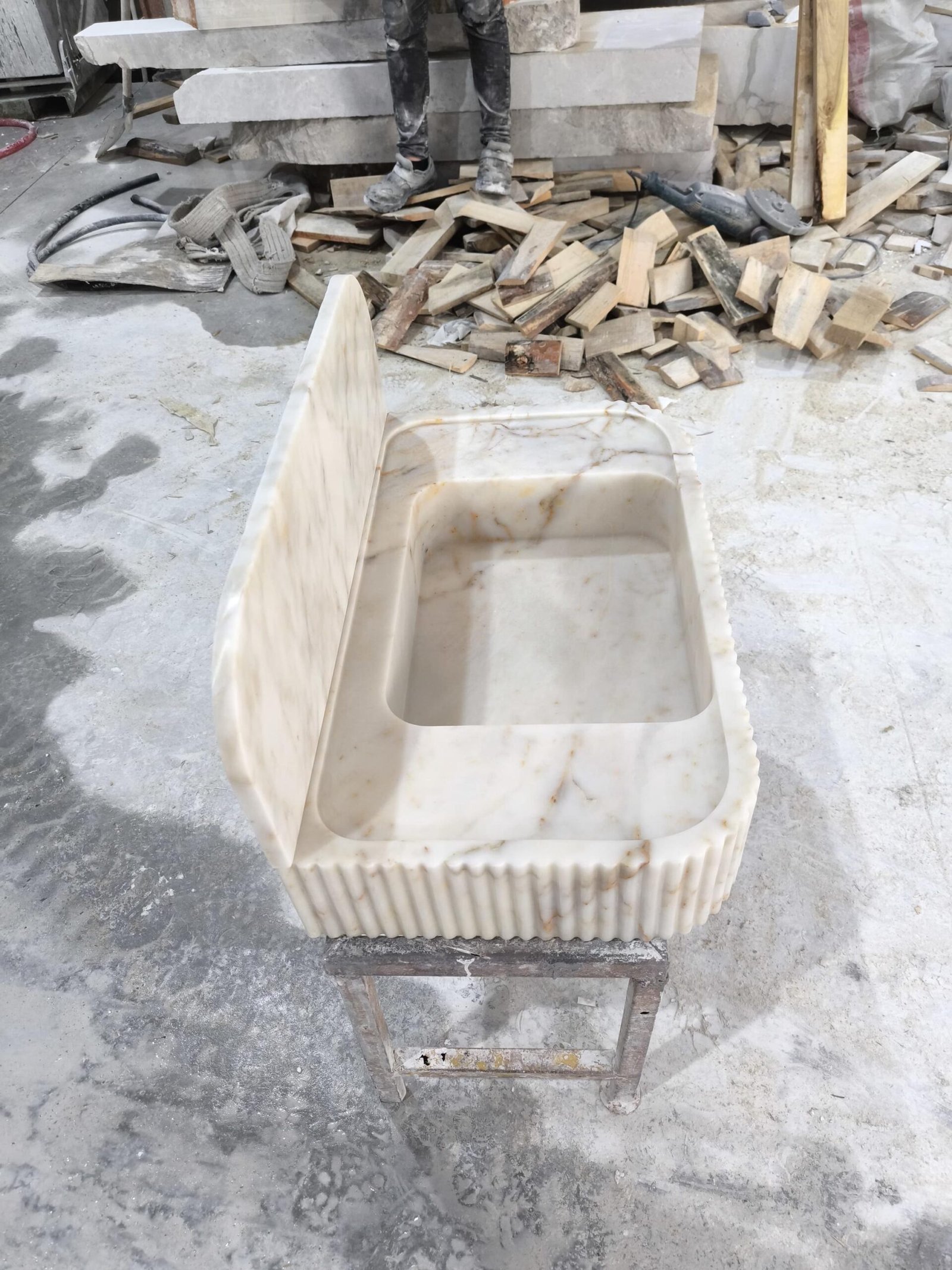Calacatta Gold Mermer Lavabo – Yivli (Fluted) Backsplash’li El Yapımı Lüks Banyo Tezgahı - Görsel 5