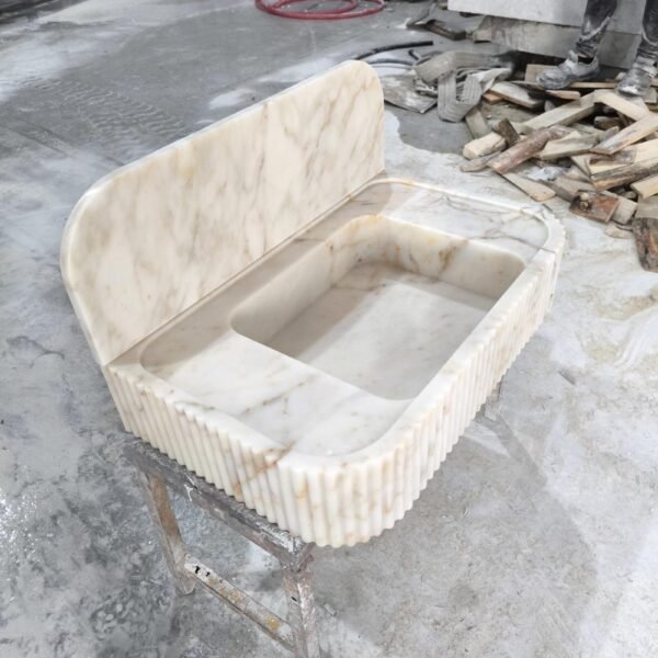 Calacatta Gold Mermer Lavabo – Yivli (Fluted) Backsplash’li El Yapımı Lüks Banyo Tezgahı
