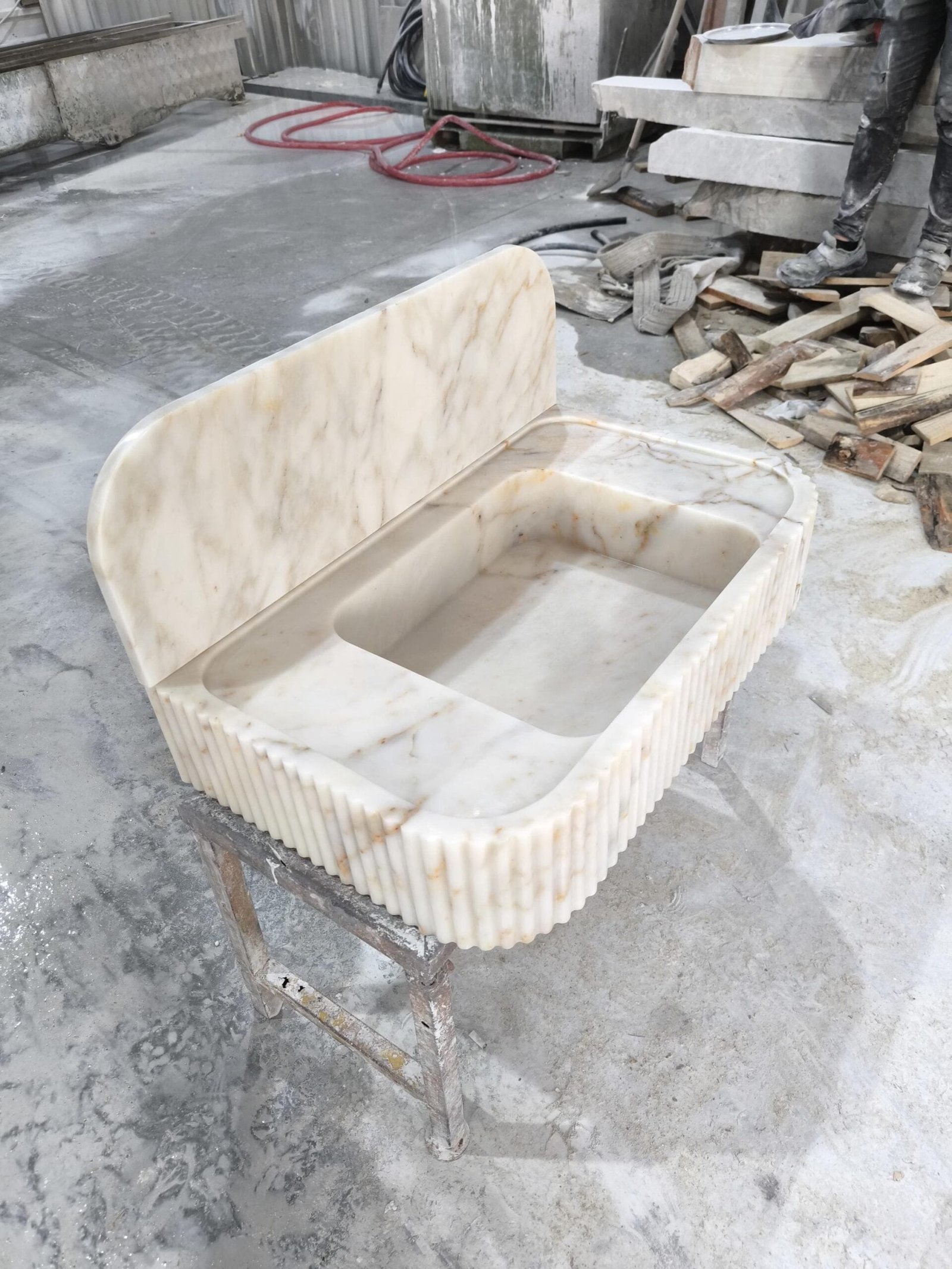 Calacatta Gold Mermer Lavabo – Yivli (Fluted) Backsplash’li El Yapımı Lüks Banyo Tezgahı