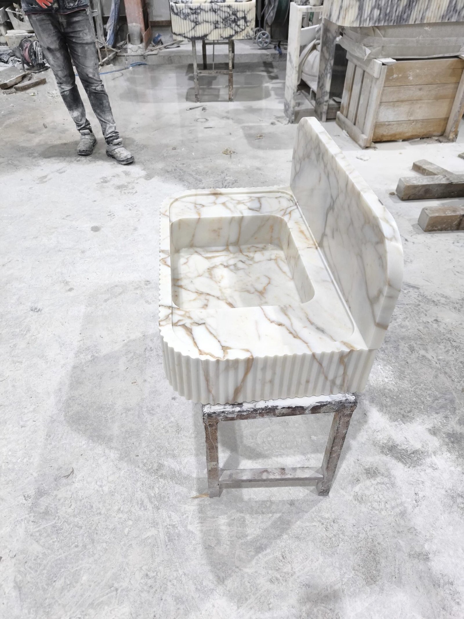 Calacatta Gold Marble Sink: Fluted Stone Vanity with Backsplash - Görsel 3
