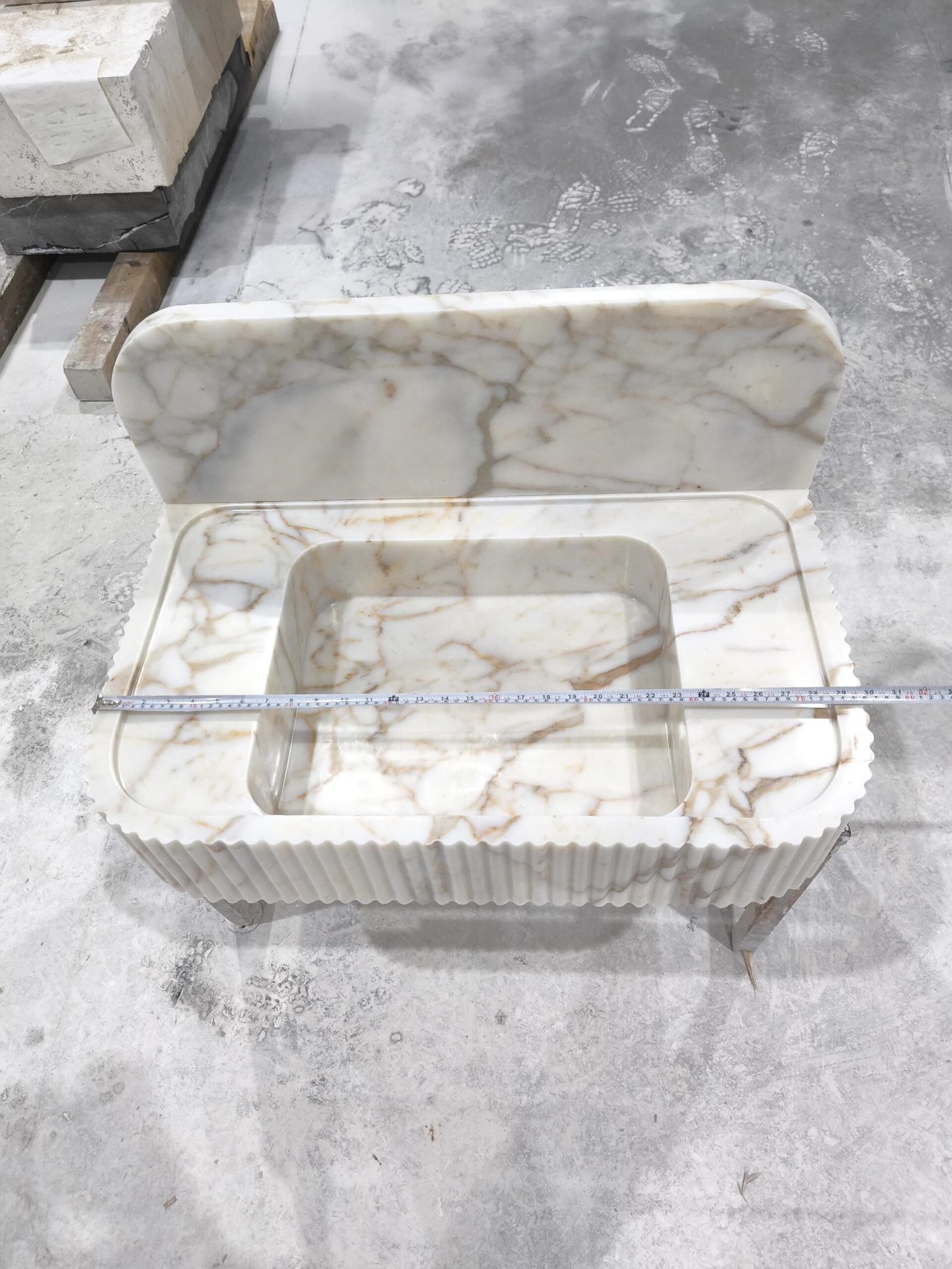 Calacatta Gold Marble Sink: Fluted Stone Vanity with Backsplash - Görsel 5