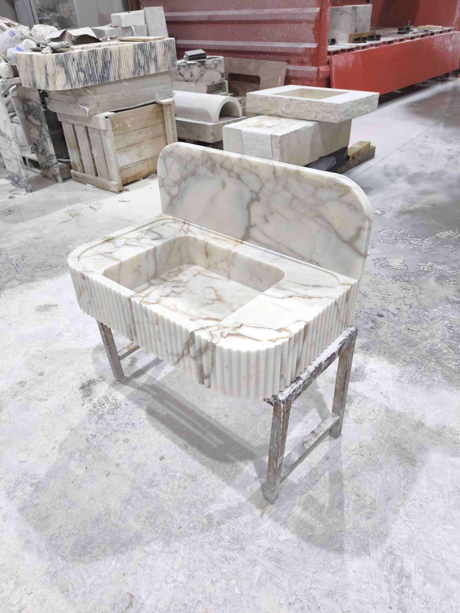 Calacatta Gold Marble Sink: Fluted Stone Vanity with Backsplash - Görsel 4