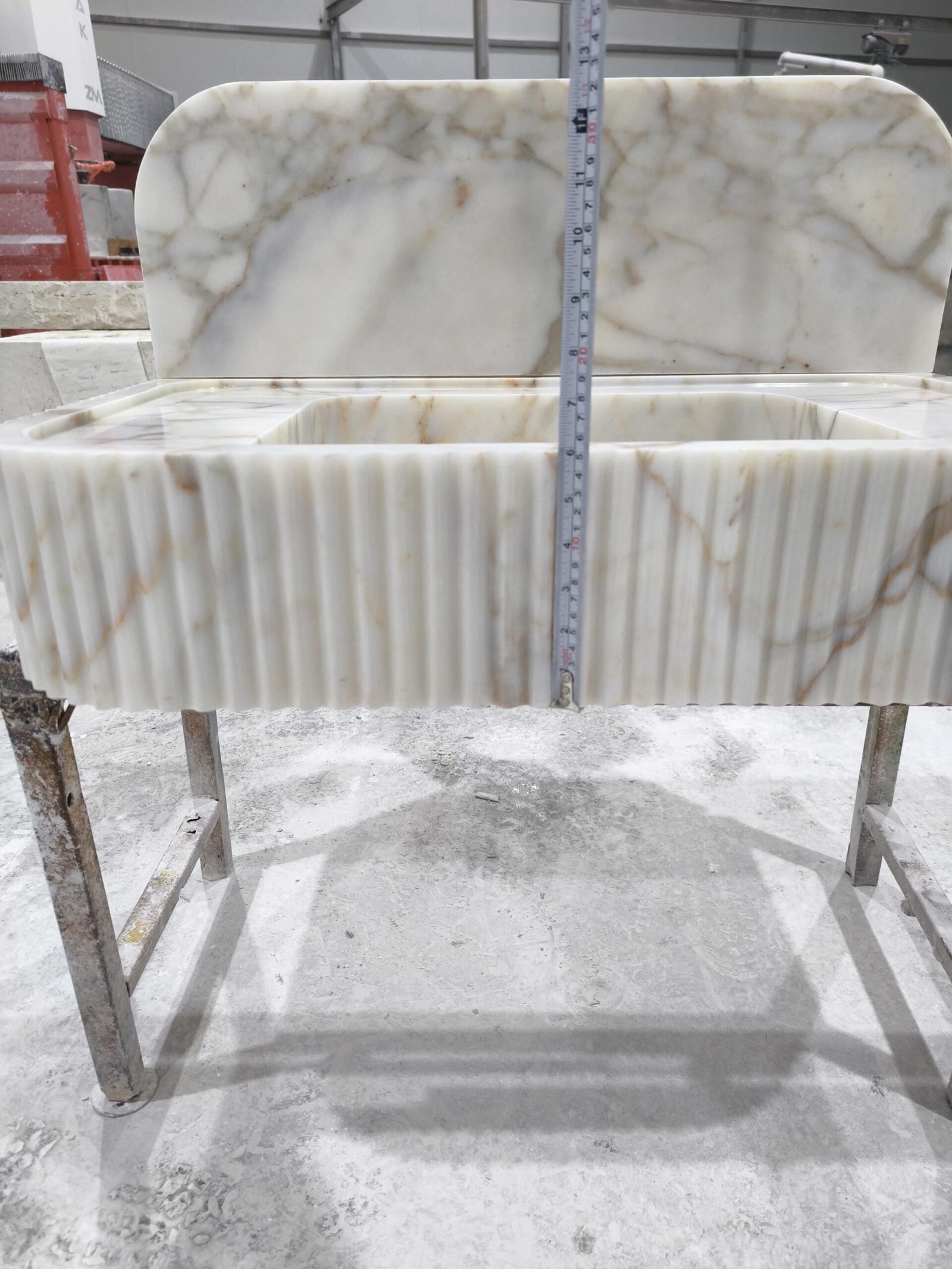 Calacatta Gold Marble Sink: Fluted Stone Vanity with Backsplash - Görsel 9