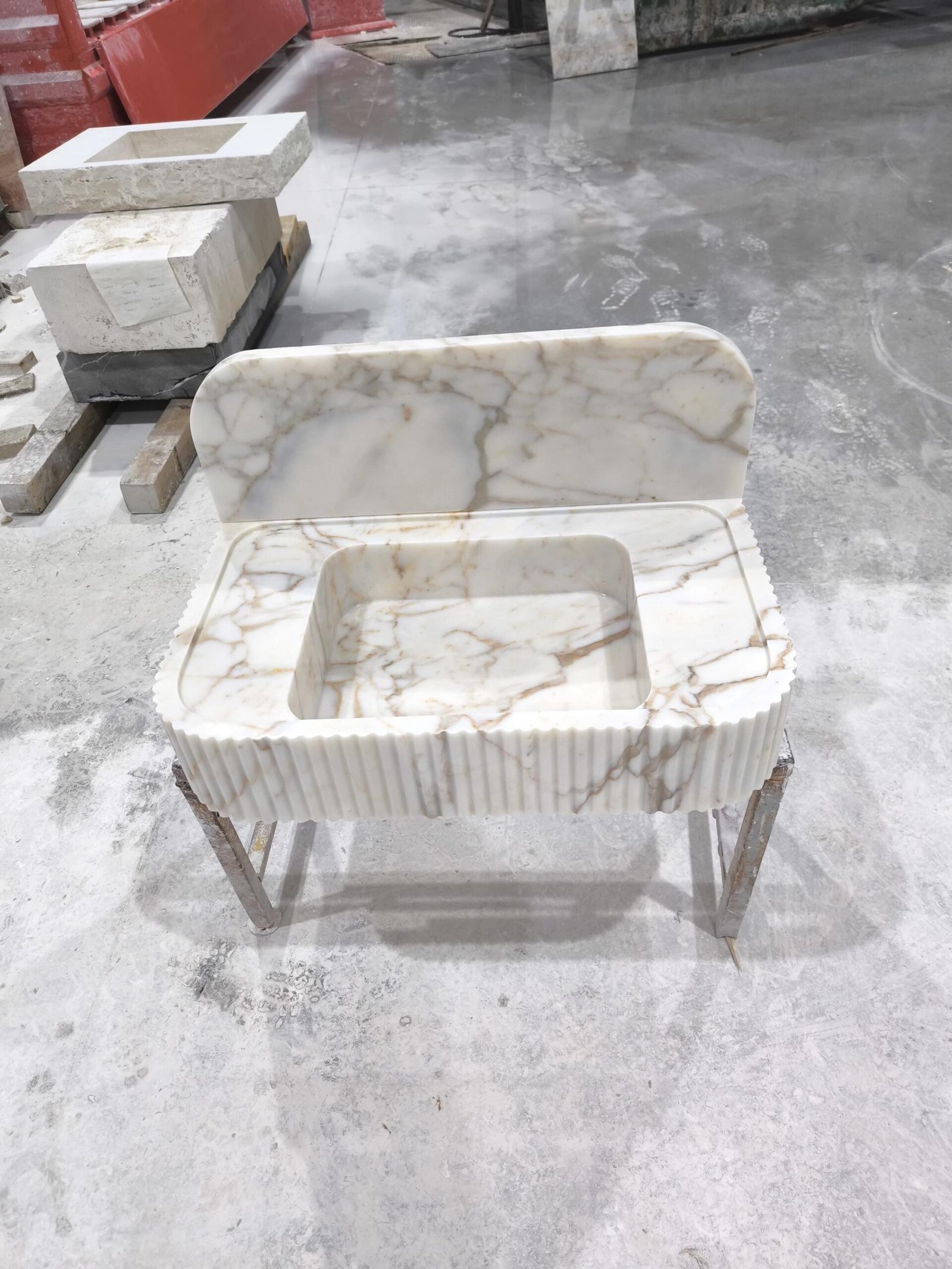 Calacatta Gold Marble Sink: Fluted Stone Vanity with Backsplash - Görsel 2