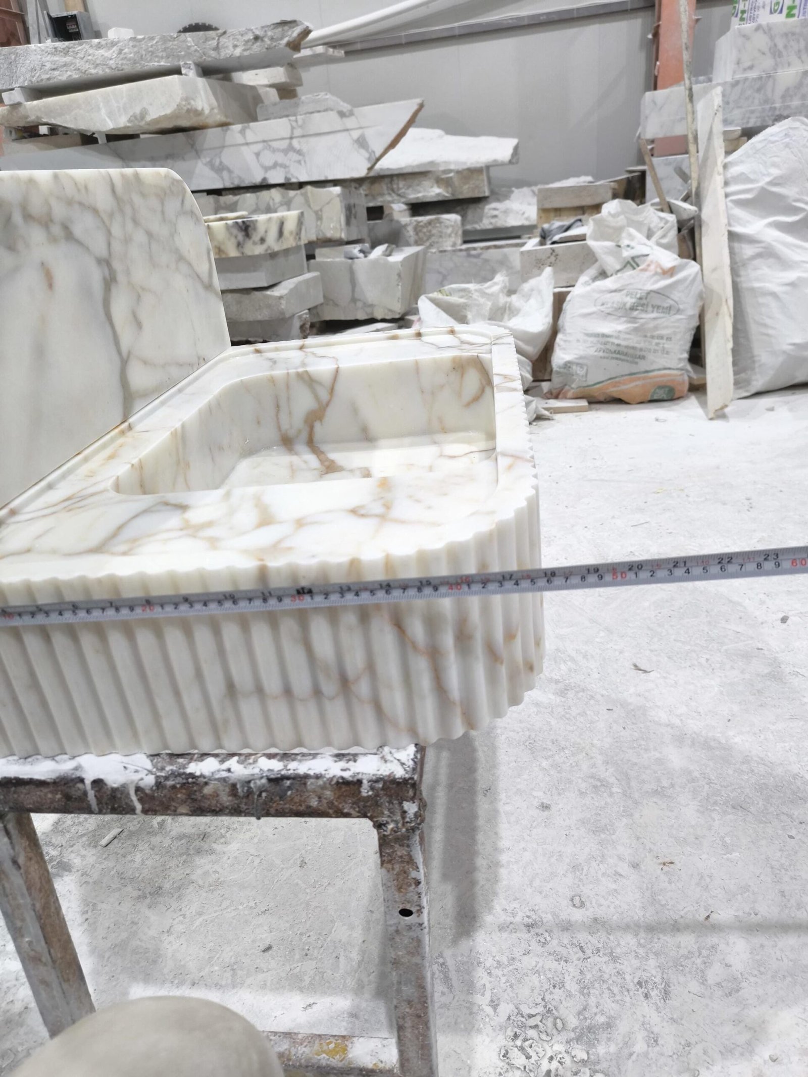 Calacatta Gold Marble Sink: Fluted Stone Vanity with Backsplash - Görsel 6