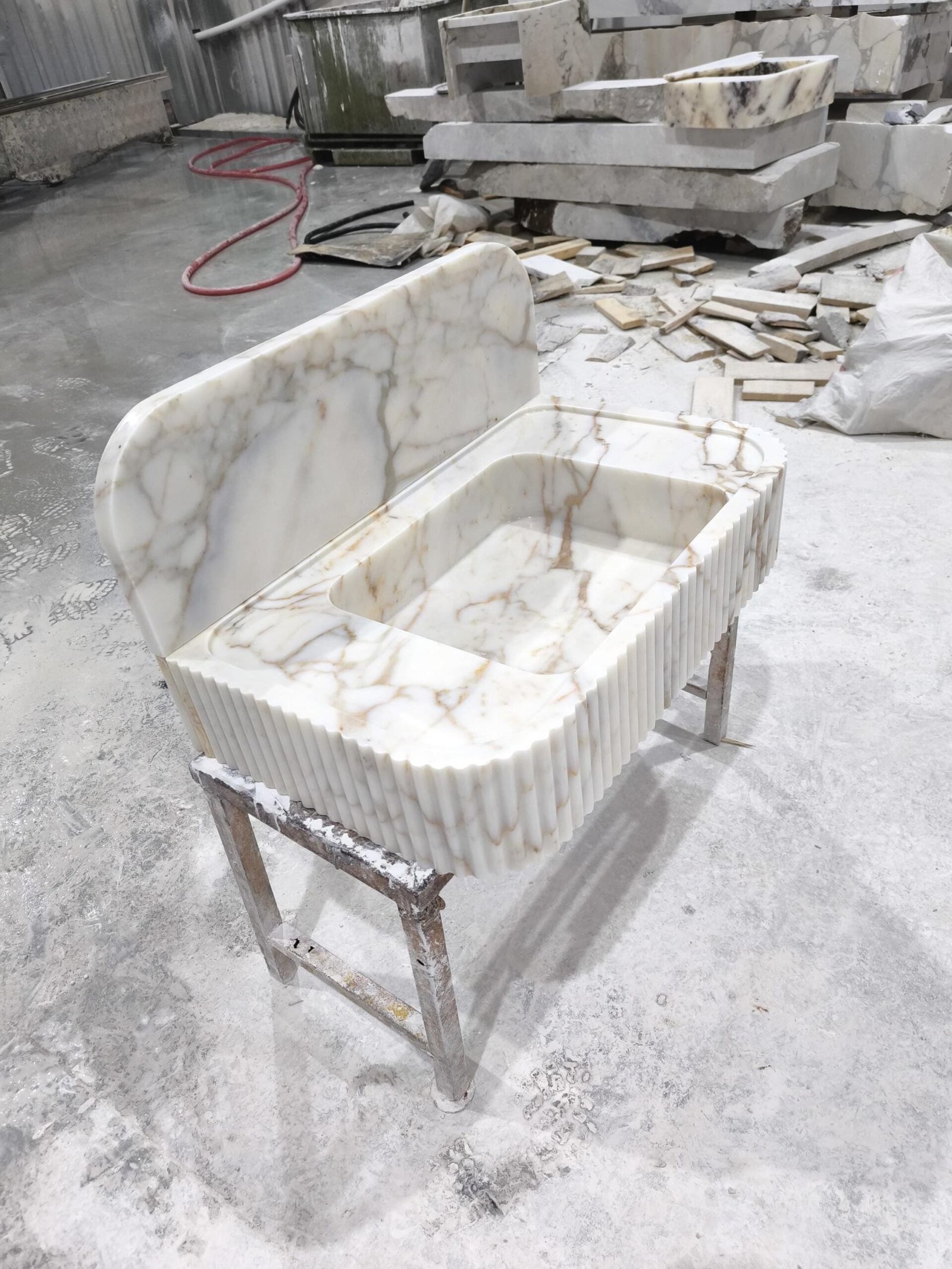 Calacatta Gold Marble Sink: Fluted Stone Vanity with Backsplash - Görsel 7