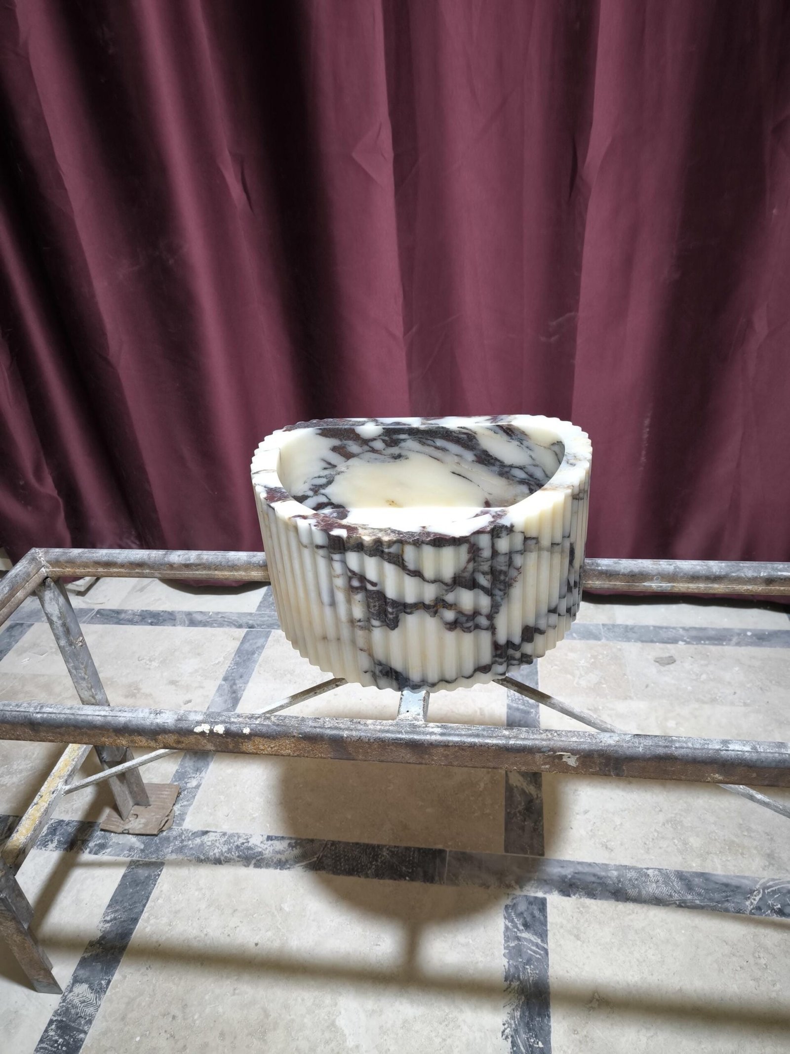 Calacatta Viola Mermer Lavabo – Fluted Yüzeyli Oval El Yapımı Lüks Basin