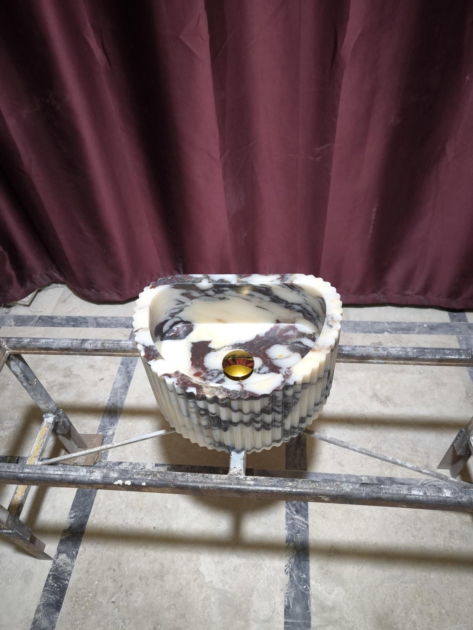 Calacatta Viola Mermer Lavabo – Fluted Yüzeyli Oval El Yapımı Lüks Basin - Görsel 2
