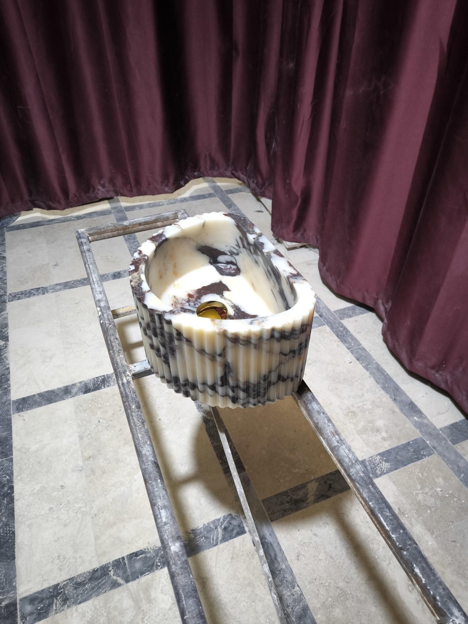 Calacatta Viola Mermer Lavabo – Fluted Yüzeyli Oval El Yapımı Lüks Basin - Görsel 3