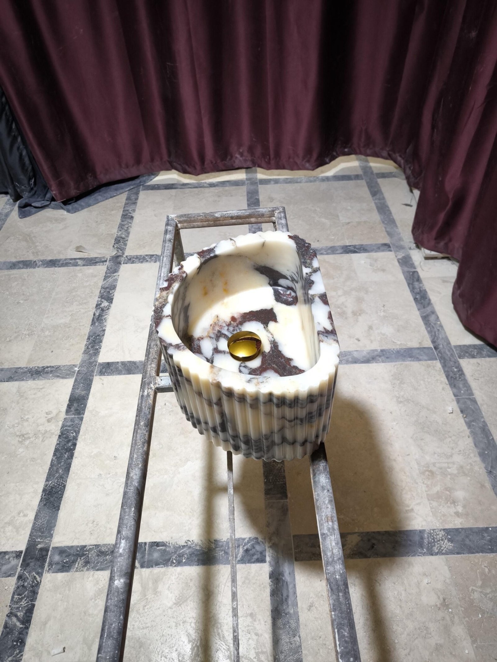 Calacatta Viola Mermer Lavabo – Fluted Yüzeyli Oval El Yapımı Lüks Basin - Görsel 4