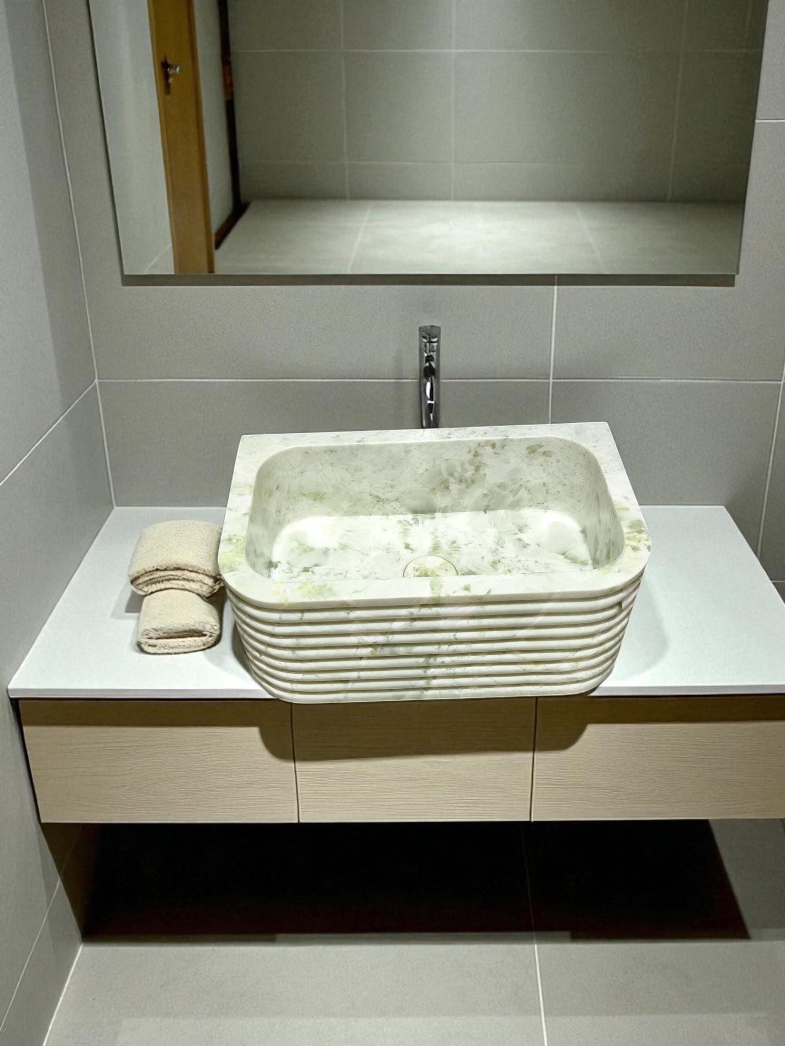 Yeşil Mermer Lavabo – Fluted Yüzeyli El Yapımı Minimalist Stone Basin