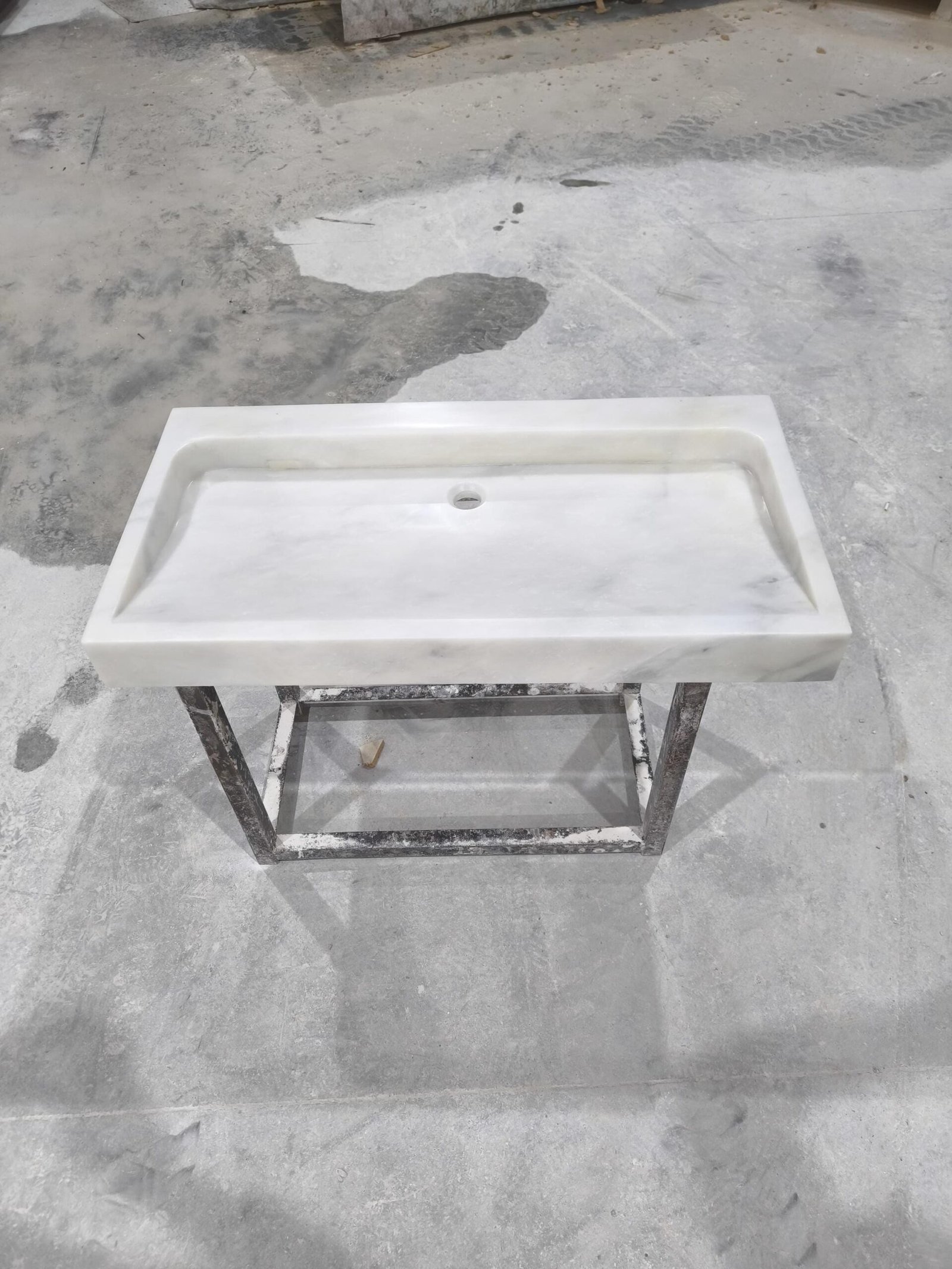 El Yapımı Beyaz Mermer Lavabo – Modern Heykelsi Tasarımlı Banyo Tezgah Üstü Lavabo