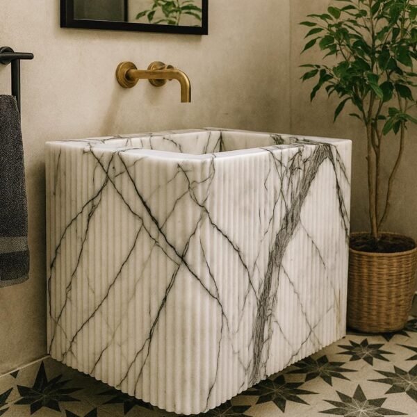 Flütlü Mermer Lavabo – Beyaz ve Gri Damarlı El Yapımı Banyo Tezgah Lavabosu
