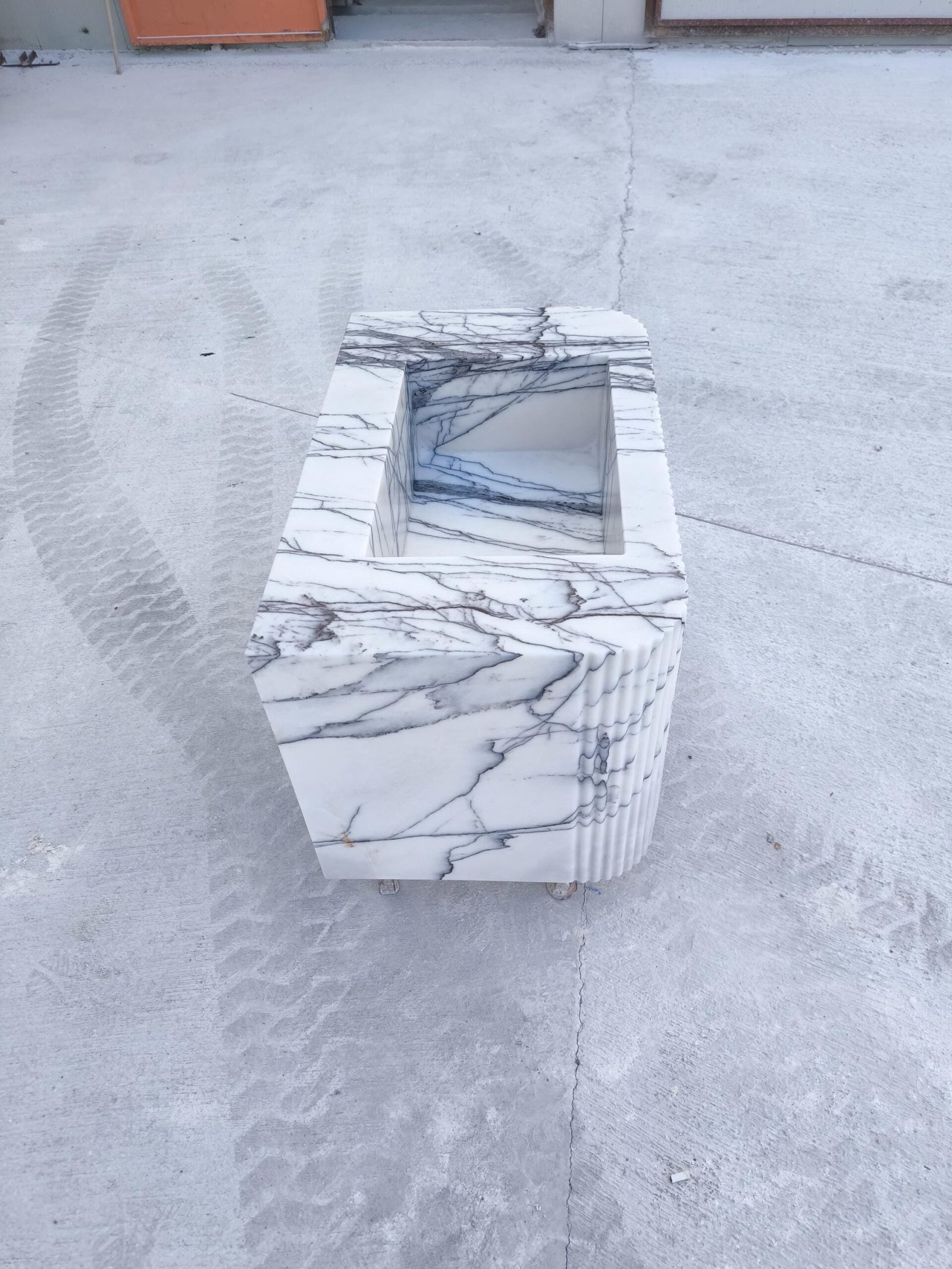 Flütlü Mermer Lavabo – Beyaz ve Gri Damarlı El Yapımı Banyo Tezgah Lavabosu - Görsel 9
