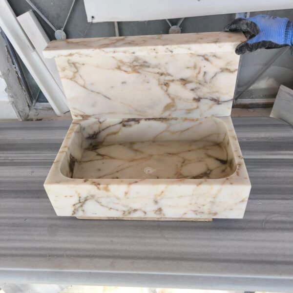 Calacatta Gold Mermer Lavabo – Sırt Panelli El Yapımı İtalyan Banyo Lavabosu