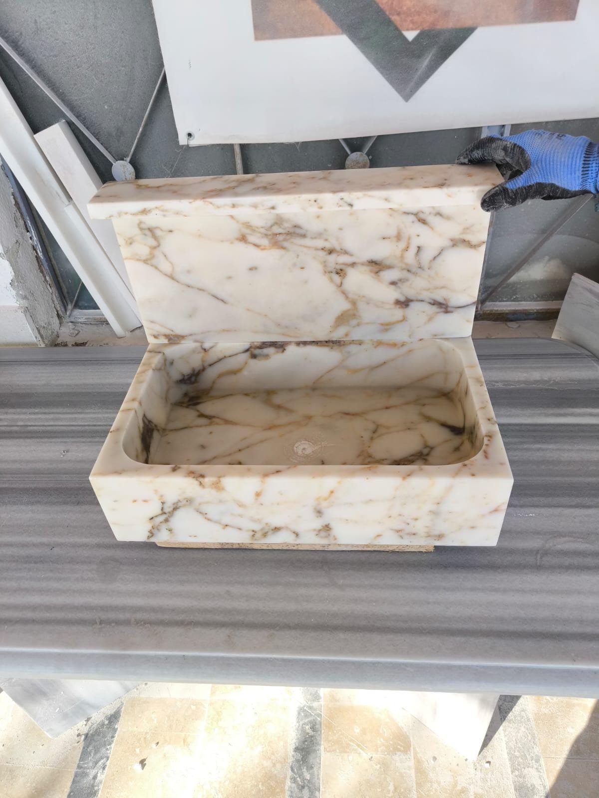 Calacatta Gold Mermer Lavabo – Sırt Panelli El Yapımı İtalyan Banyo Lavabosu