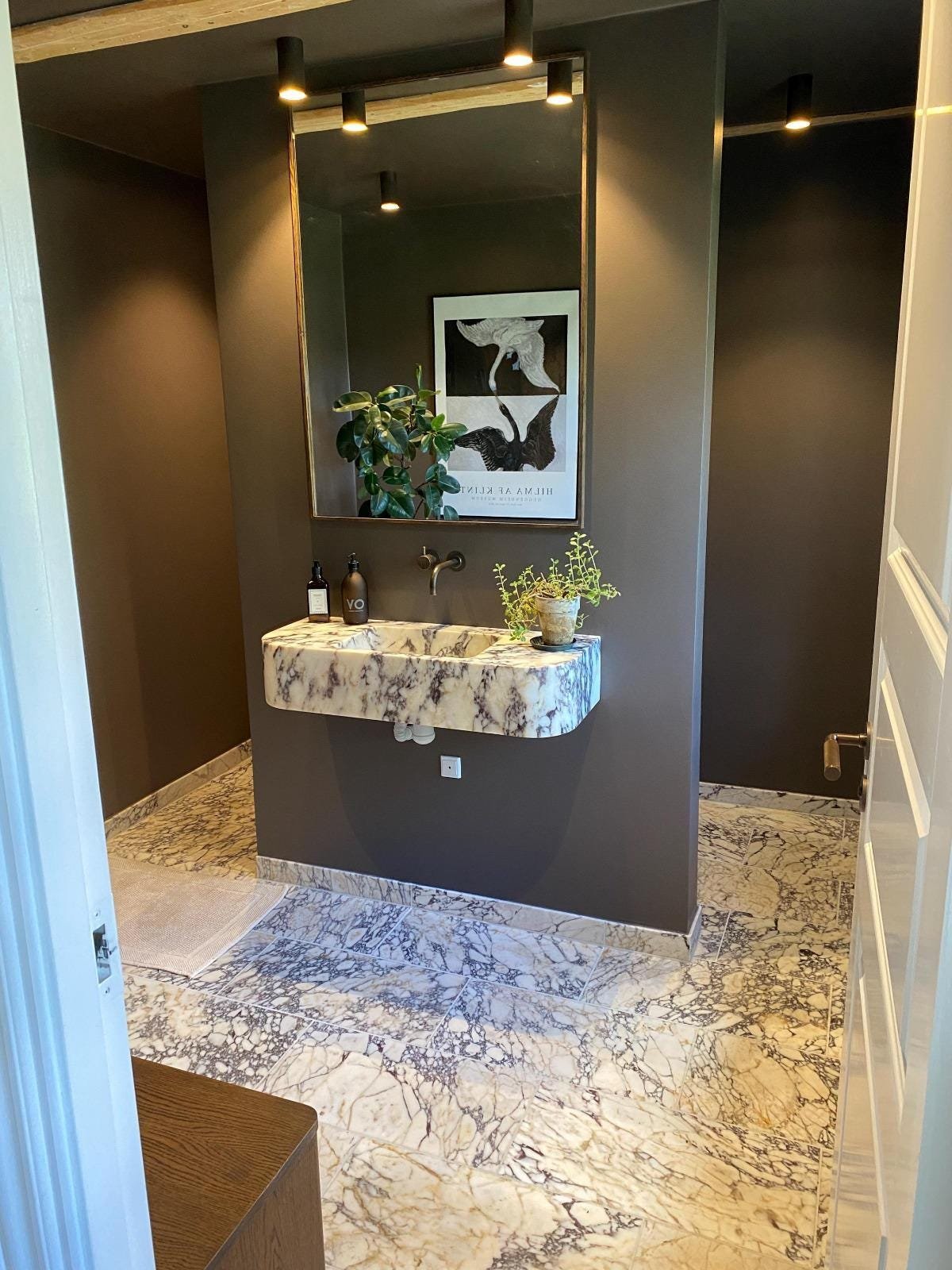 Calacatta Viola Mermer Lavabo – Heykelsi El Yapımı Doğal Taş Banyo Tezgahı
