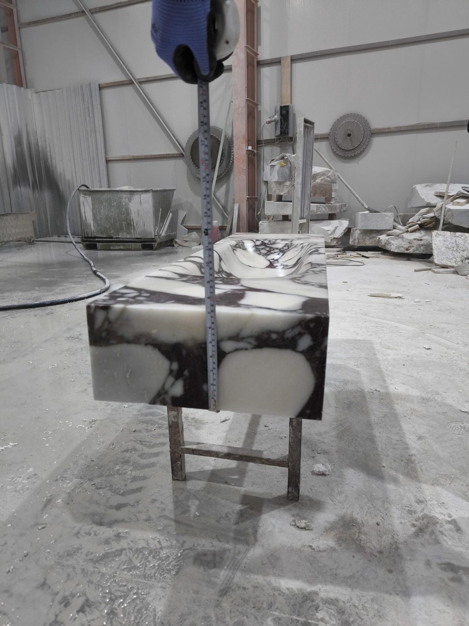 Calacatta Monet Mermer Lavabo – El Yapımı Doğal Taş Banyo Tezgahı (16x55x7”) - Görsel 8