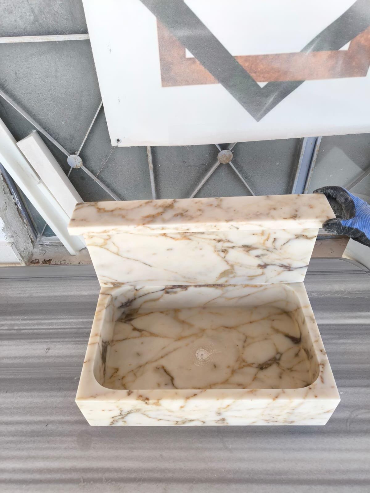Calacatta Gold Mermer Lavabo – Sırt Panelli El Yapımı İtalyan Banyo Lavabosu - Görsel 6