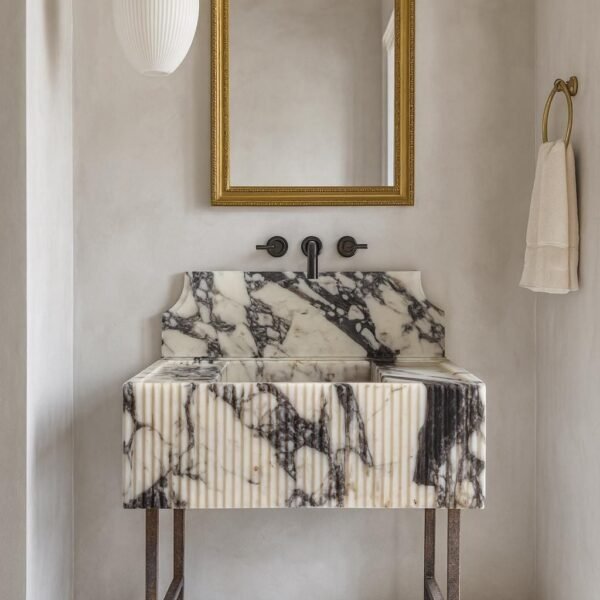 Calacatta Viola Mermer Lavabo – Yivli (Fluted) Lüks Banyo Tezgahı ve Backsplash