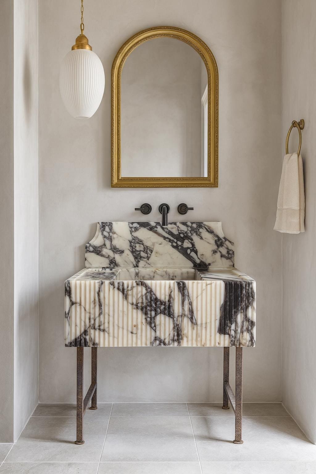 Calacatta Viola Mermer Lavabo – Yivli (Fluted) Lüks Banyo Tezgahı ve Backsplash