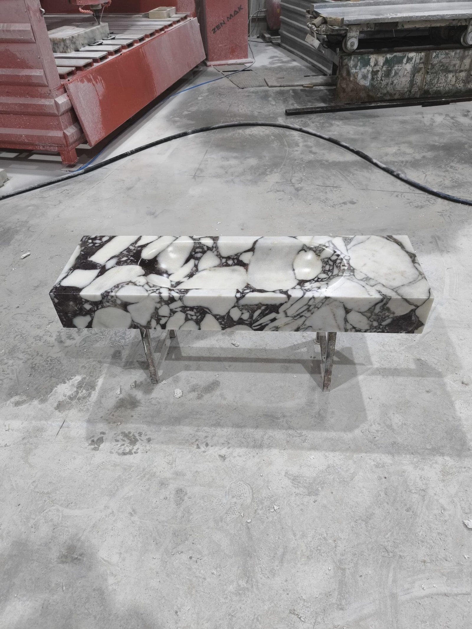 Calacatta Monet Mermer Lavabo – El Yapımı Doğal Taş Banyo Tezgahı (16x55x7”)