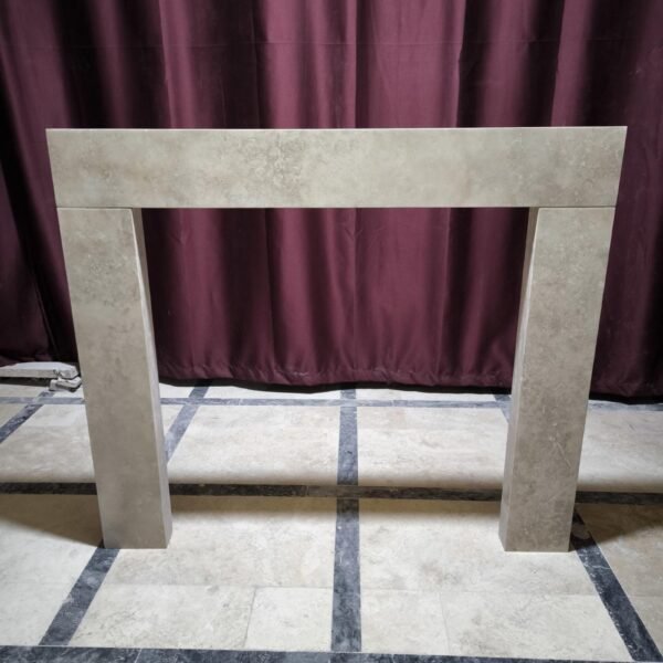 Traverten Şömine Çerçevesi – Minimalist Doğal Taş Şömine Kaplaması (130x112 cm)