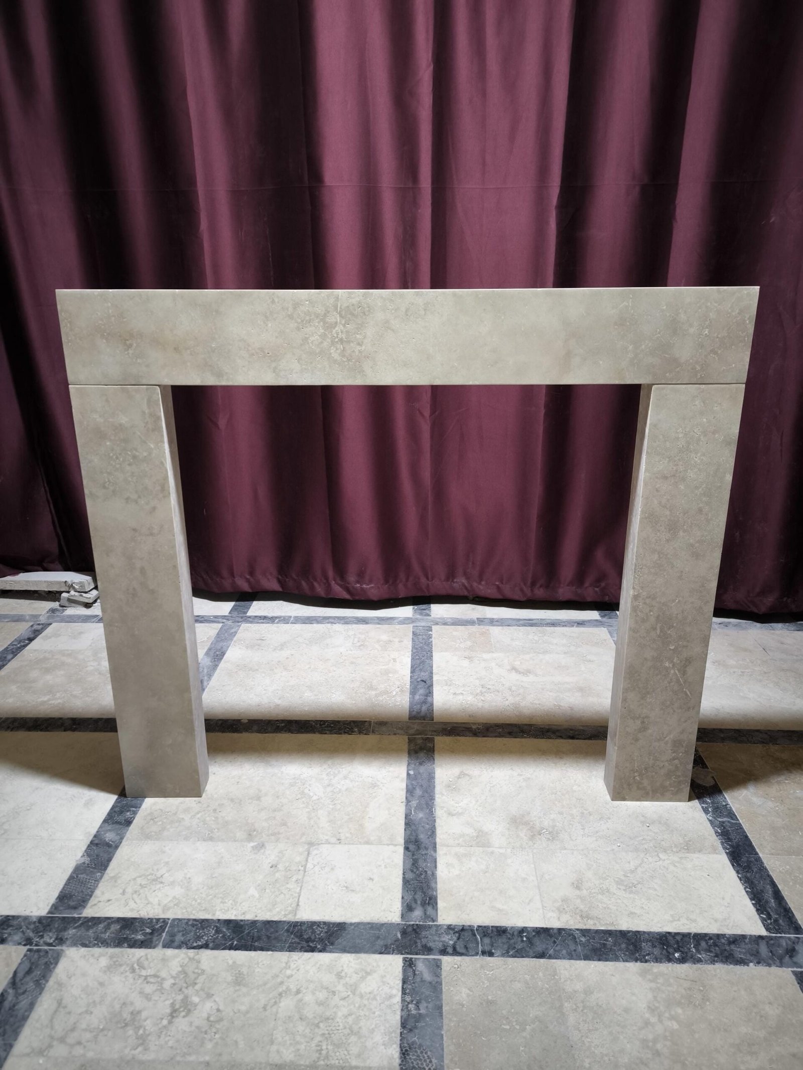 Traverten Şömine Çerçevesi – Minimalist Doğal Taş Şömine Kaplaması (130x112 cm)