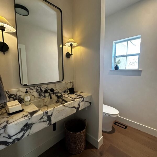 Calacatta Viola Mermer Lavabo – Backsplash’lı El Yapımı Duvara Monte Lüks Vanity