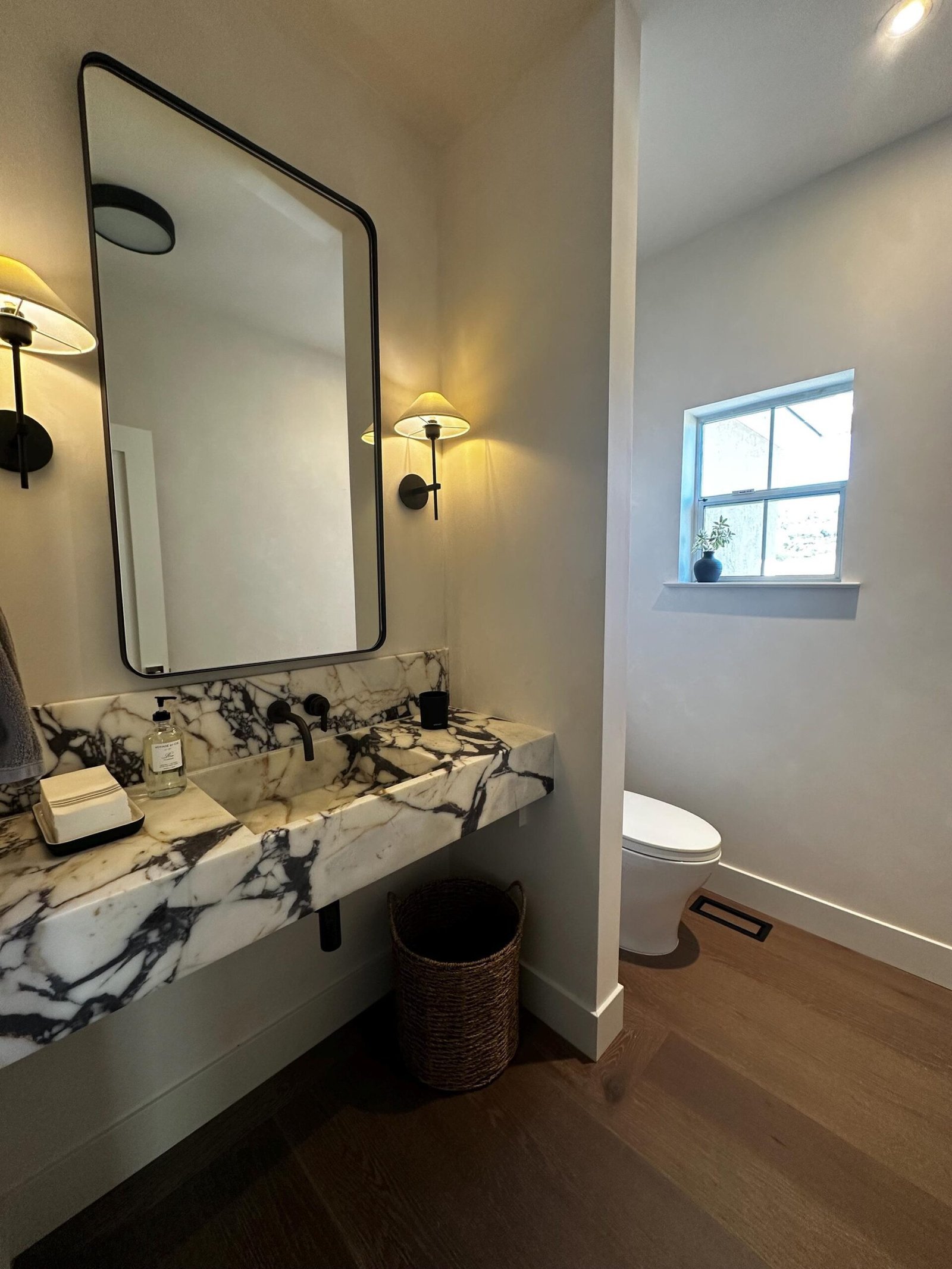 Calacatta Viola Mermer Lavabo – Backsplash’lı El Yapımı Duvara Monte Lüks Vanity