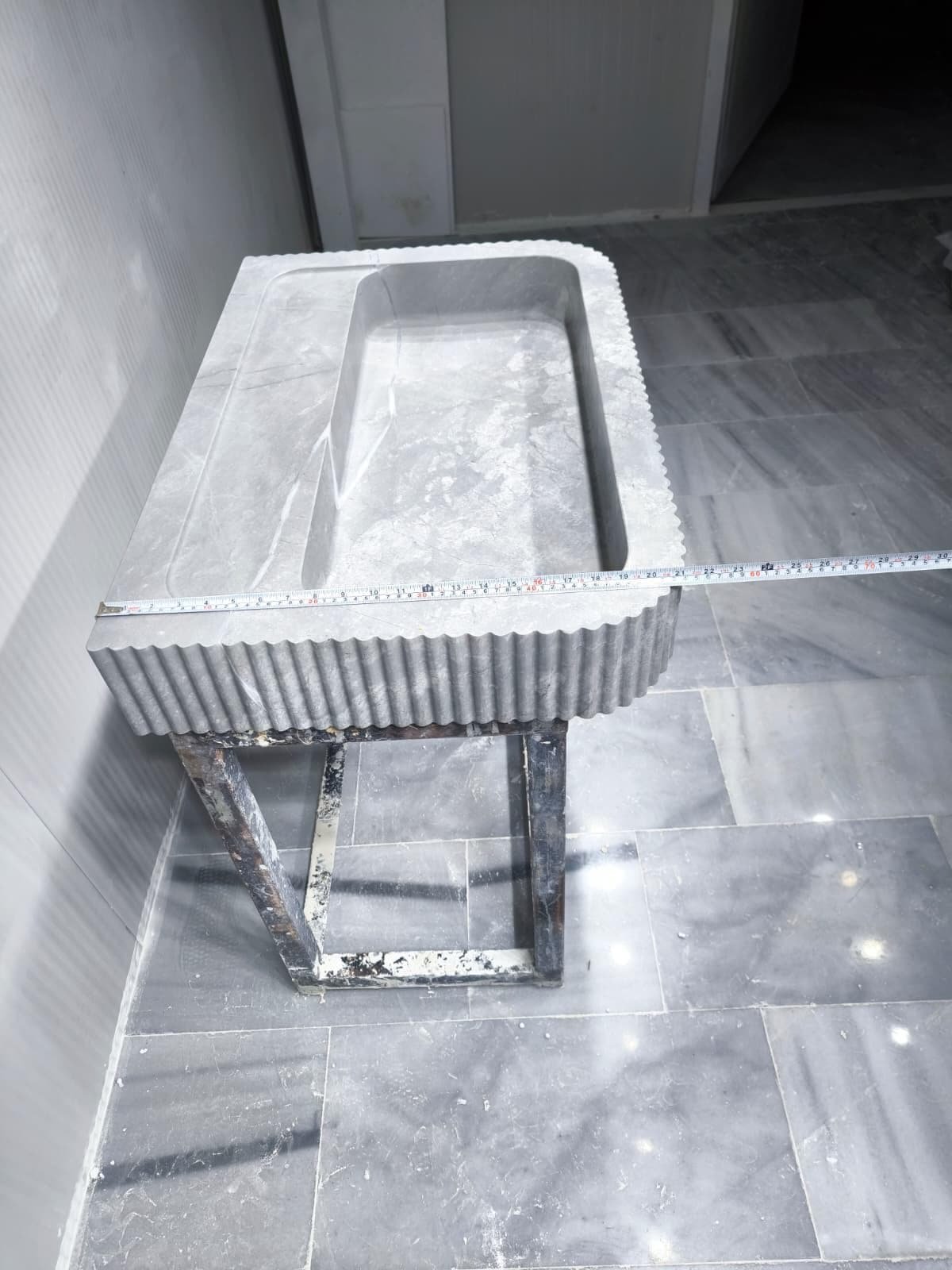 Tundra Gri Mermer Lavabo – Yivli (Fluted) Modern Taş Banyo Tezgahı (32") - Görsel 3