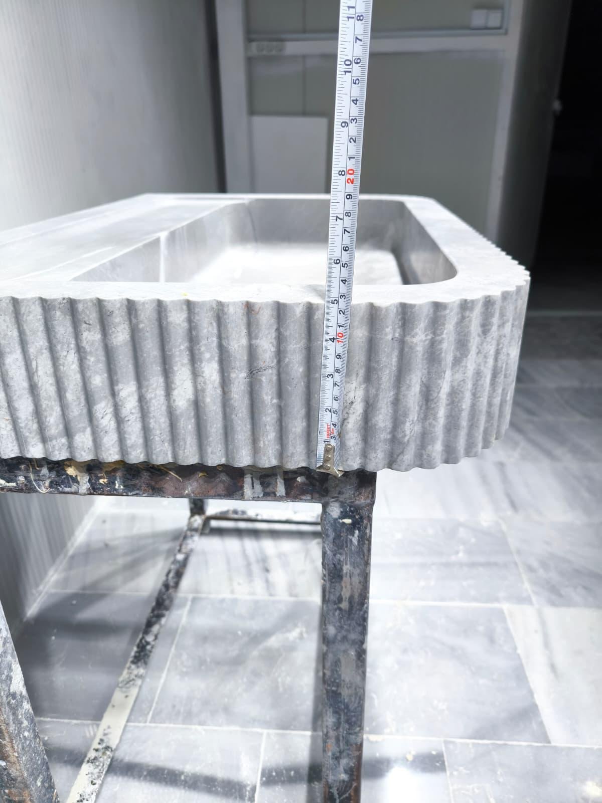 Tundra Gri Mermer Lavabo – Yivli (Fluted) Modern Taş Banyo Tezgahı (32") - Görsel 4