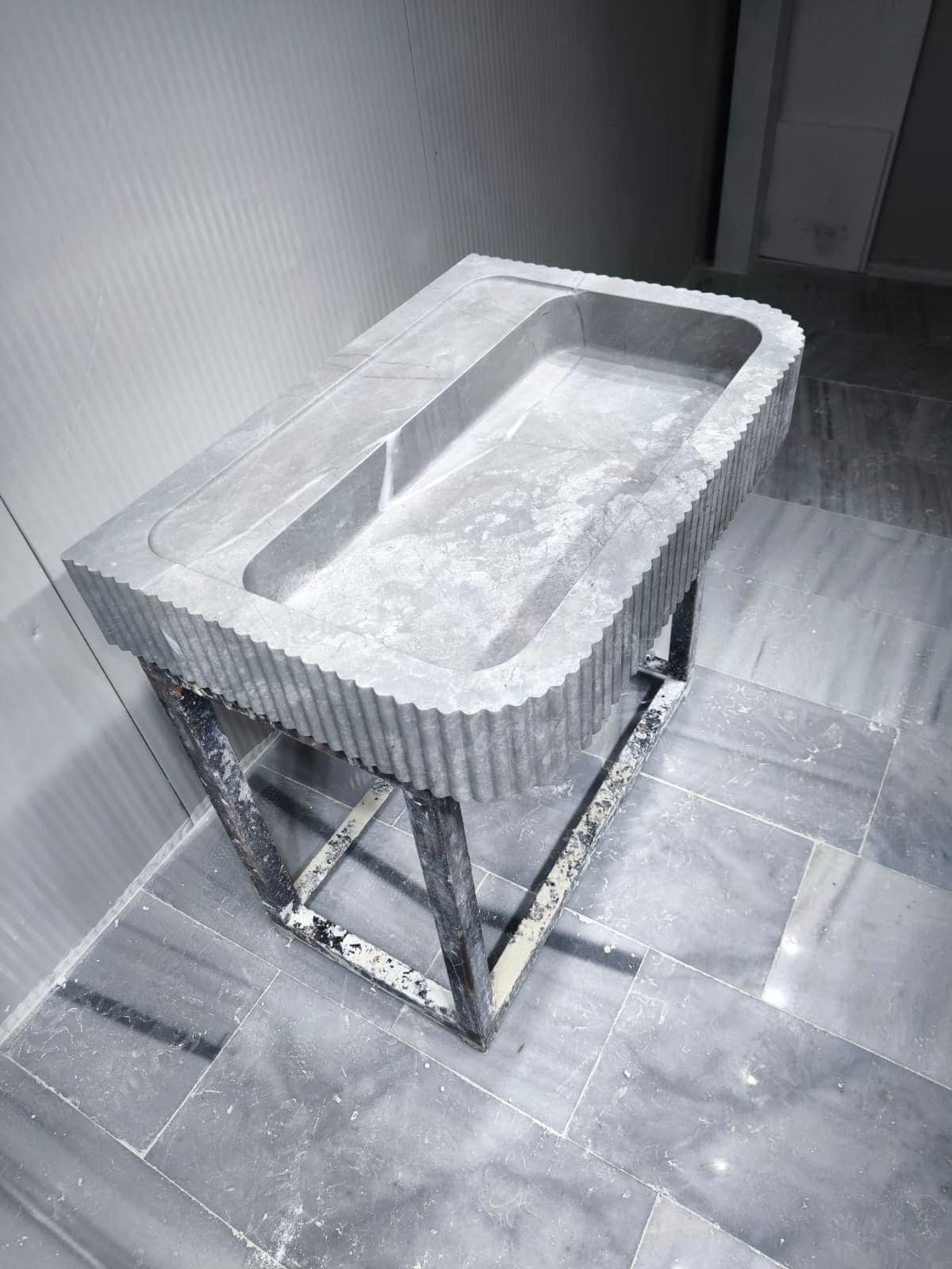 Tundra Gri Mermer Lavabo – Yivli (Fluted) Modern Taş Banyo Tezgahı (32") - Görsel 7