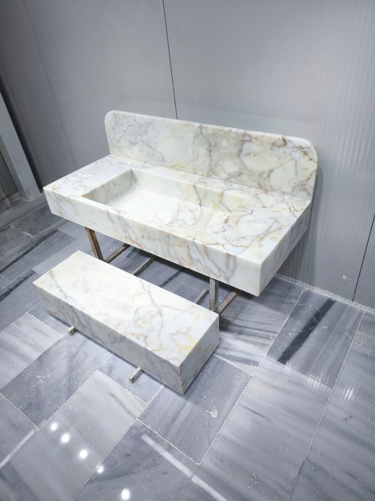 Calacatta Gold Mermer Lavabo – Yüksek Sırtlıklı (Backsplash) Lüks Vanity Top (47") - Görsel 4
