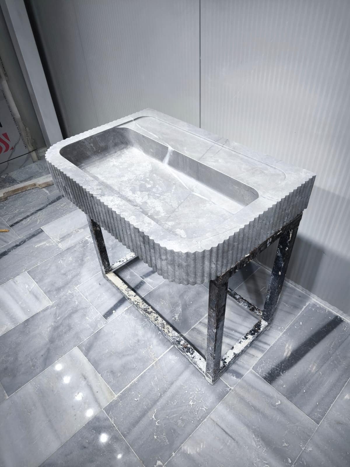 Tundra Gri Mermer Lavabo – Yivli (Fluted) Modern Taş Banyo Tezgahı (32") - Görsel 9
