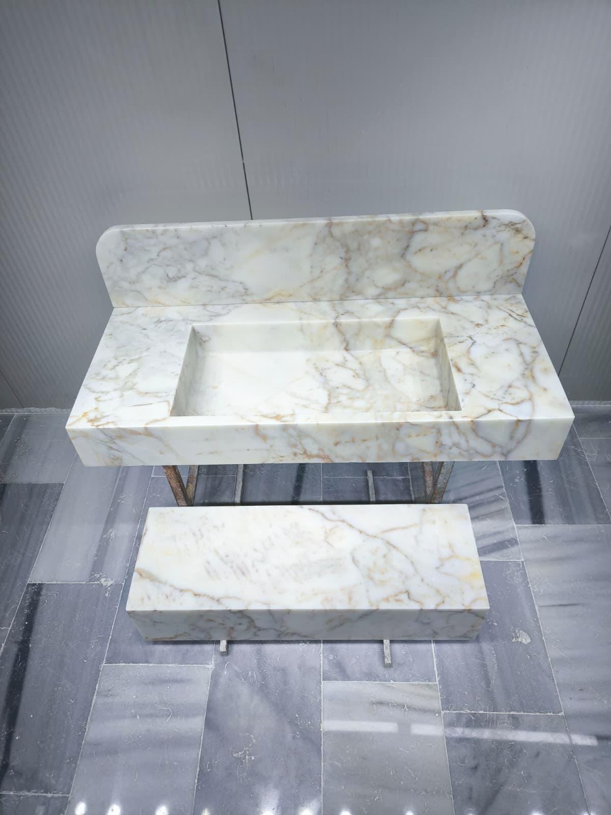 Calacatta Gold Mermer Lavabo – Yüksek Sırtlıklı (Backsplash) Lüks Vanity Top (47") - Görsel 3