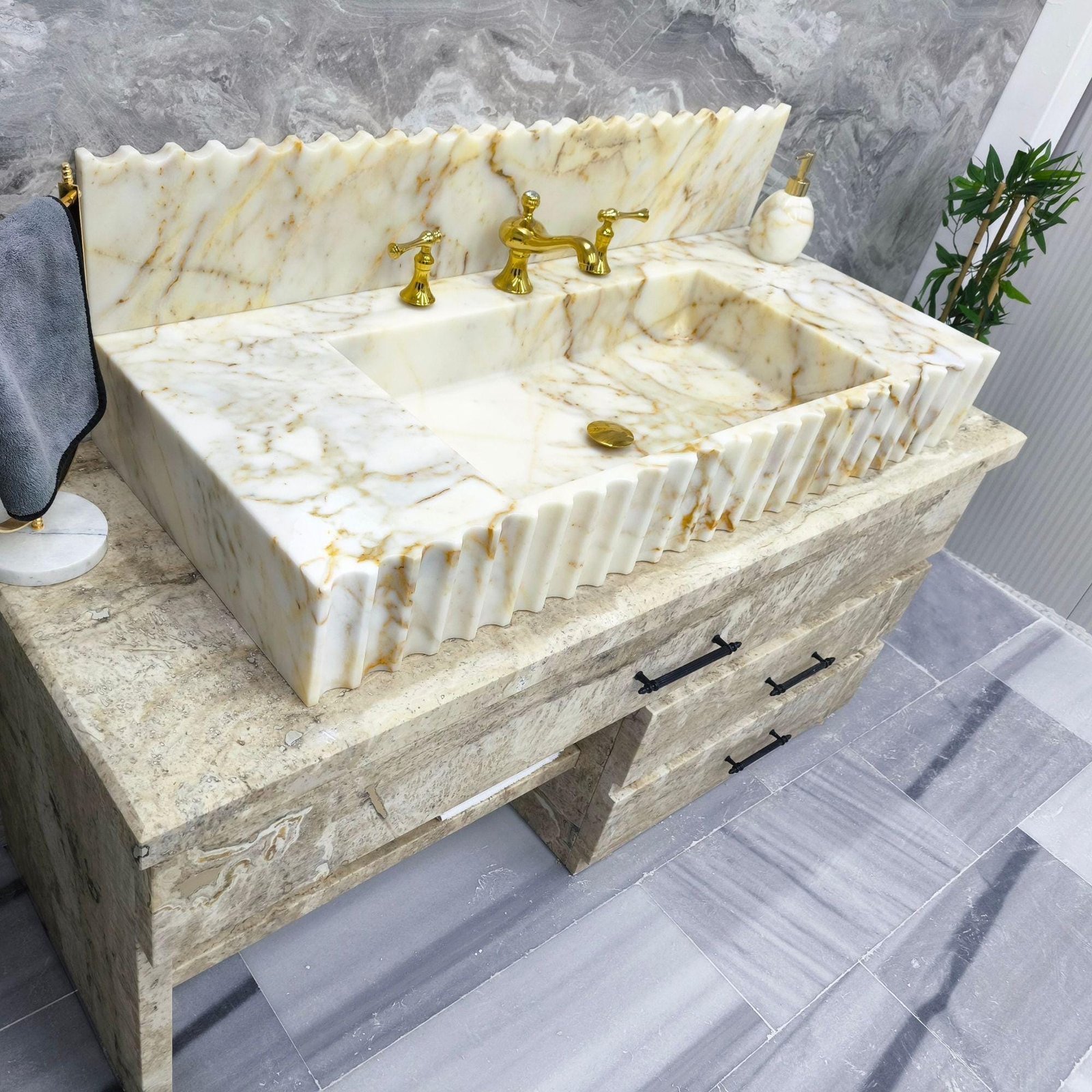 Calacatta Gold Mermer Lavabo – Büyük Flütlü Çift Hazneli, 6” Sırt Panelli, 20x47x6 - Görsel 4