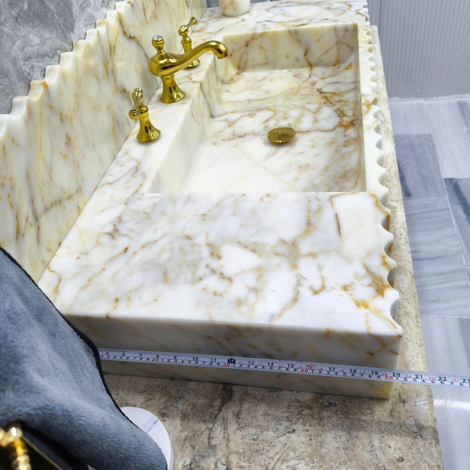 Calacatta Gold Mermer Lavabo – Büyük Flütlü Çift Hazneli, 6” Sırt Panelli, 20x47x6 - Görsel 9