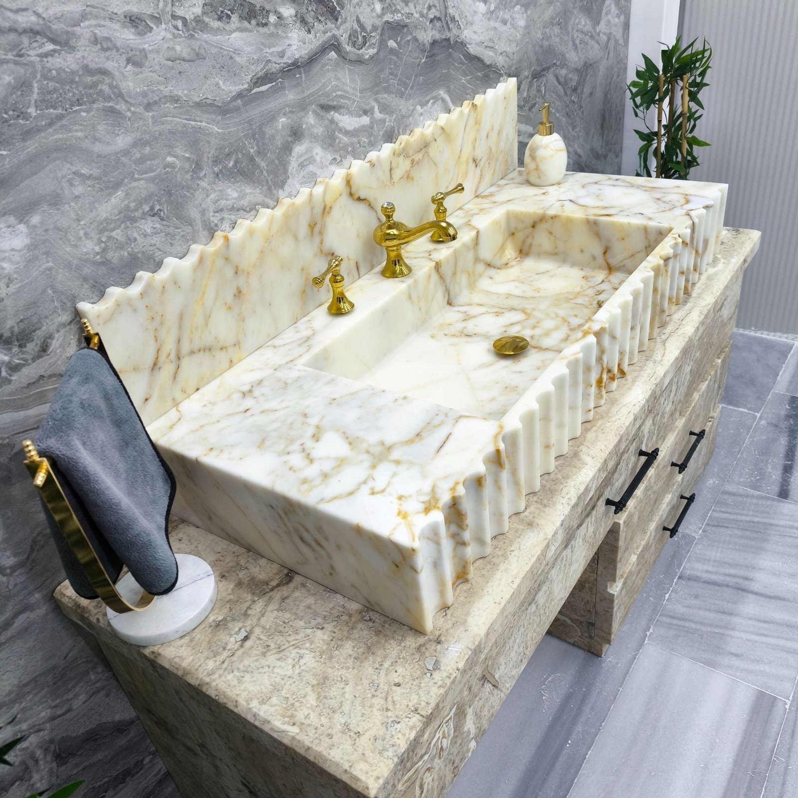 Calacatta Gold Mermer Lavabo – Büyük Flütlü Çift Hazneli, 6” Sırt Panelli, 20x47x6 - Görsel 2
