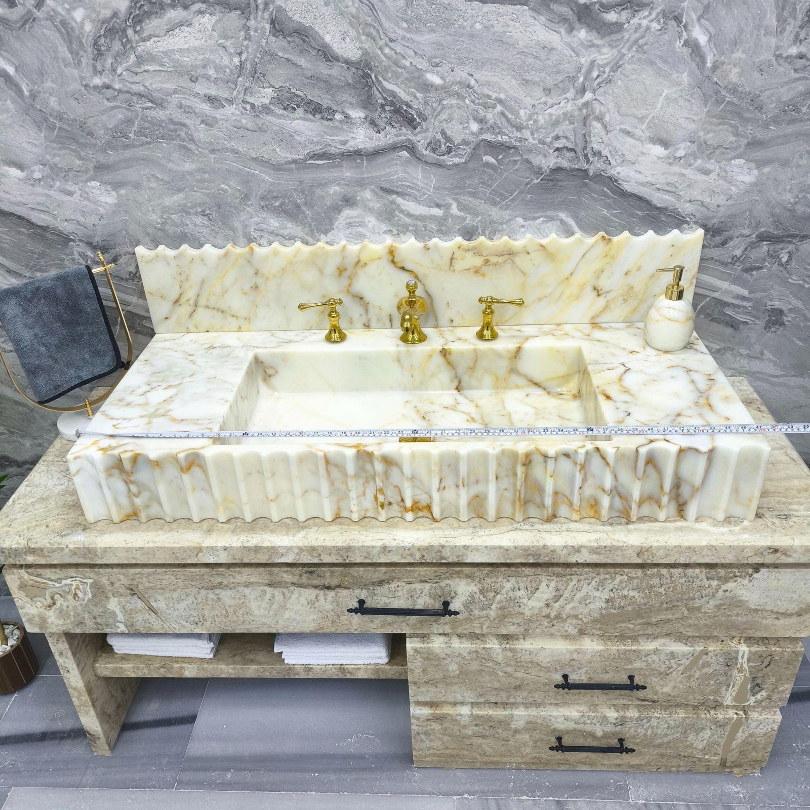 Calacatta Gold Mermer Lavabo – Büyük Flütlü Çift Hazneli, 6” Sırt Panelli, 20x47x6 - Görsel 6