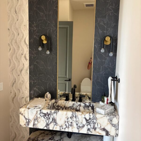 Calacatta Viola Mermer Lavabo ve Raf Seti – Duvara Monte (Floating) Lüks Banyo Tezgahı