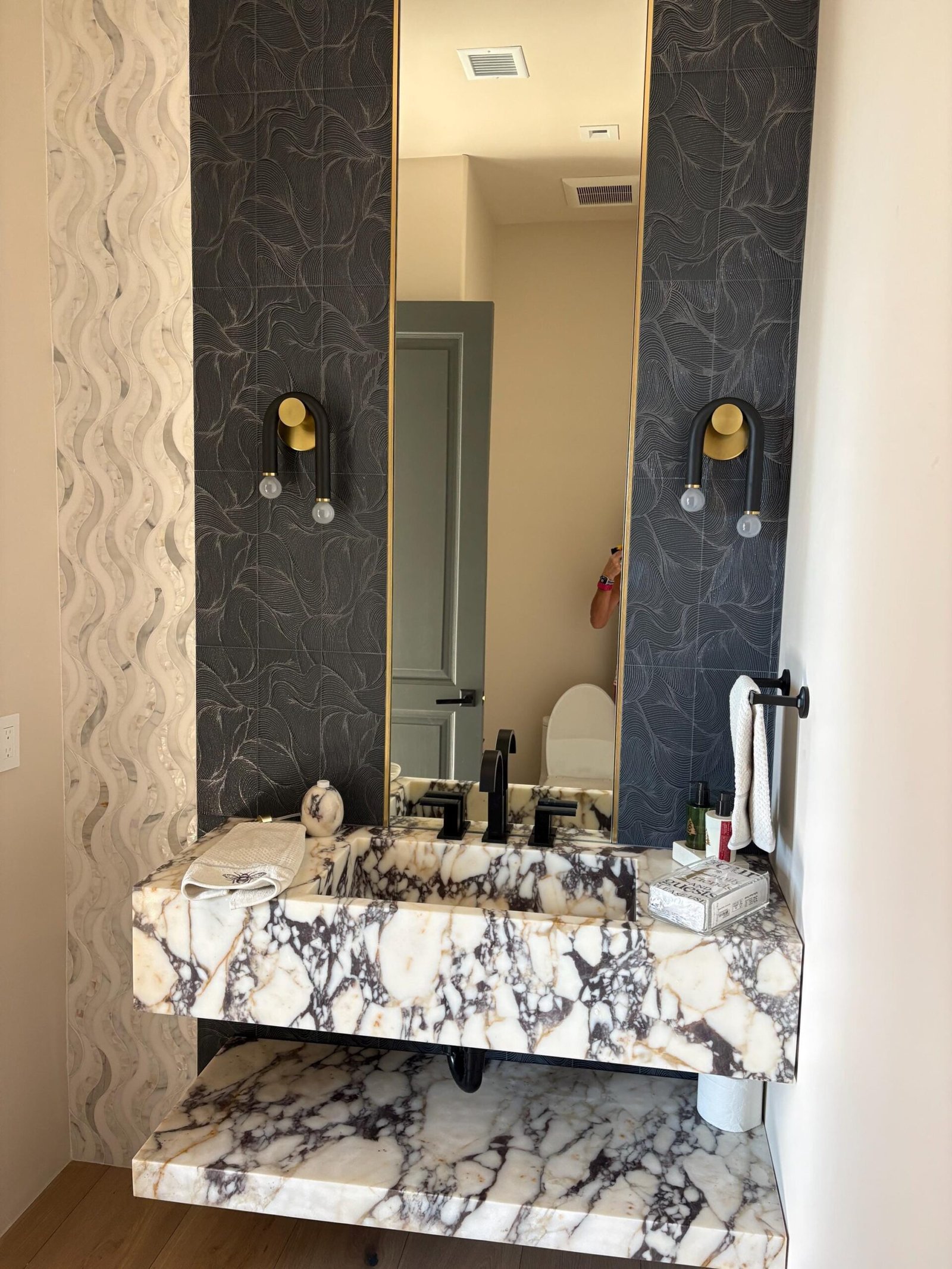 Calacatta Viola Mermer Lavabo ve Raf Seti – Duvara Monte (Floating) Lüks Banyo Tezgahı